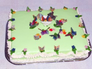Szögletes torta sok dísszel